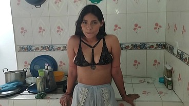 JOVEN HERMANASTRA COLEGIALA SE DEJA METER LA GRAN POLLA DE SU HERMANASTRO POR EL COÑO RICO Y APRETADO - PORNO EN ESPANOL