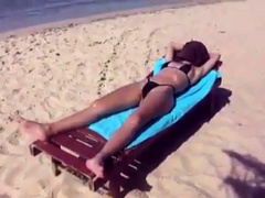 Esposa se exibindo na praia