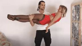 una piuma tra le braccia, Nicola solleva Eleonore - a feather in his arms, Nicola lifts Eleonore ( MUSCLE WORSHIP ) ( WMV - MOBILE VERSION )