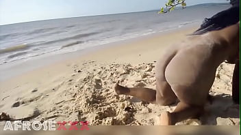 Elvieslutty showing her naked ass at the beach