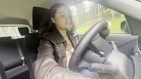 nos excita escuchar el sonido del carro, besarnos, tocarnos las tetas y tener orgasmos