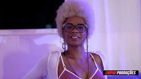 Morena cheia de tes&atilde_o com a buceta cabeluda levando leite quente | NAOMI | LP Produ&ccedil_&otilde_es