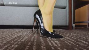 Goblin Goddess waits for her tiny appointment UNAWARE GIANTESS!