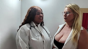 M&eacute_dica e farmac&ecirc_utica pega paciente Malandro se masturbando e o colocam para trabalhar em suas bucetas TIFF