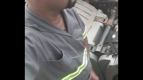 Parei o caminh&atilde_o pra dar uma mijando e subiu aquele cheiro de pika que deu at&eacute_ tes&atilde_o