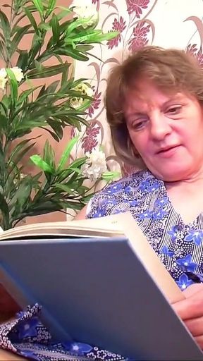 Couple is visiting the neighbor - She gratefully accepts the three