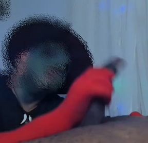 una bruja muy caliente chupando una gran polla y no le cabe en la boca