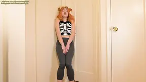 Amateur girlfriend pees herself after being locked out of the toilet