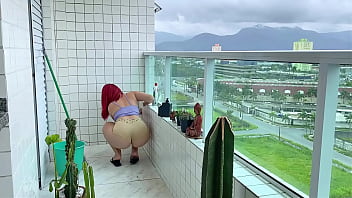 Essa empregada veio com esse shortinho para me provocar, ela tem a bunda mais linda que eu j&aacute_ vi