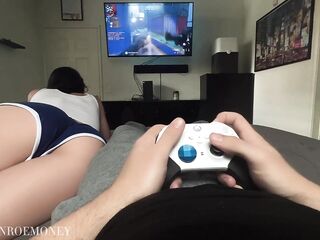 DISTRACTING GAMER ORAL JOB FROM MIA MONROE CASH