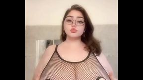 Si il y a un truc que j&rsquo_aime chez moi ce sont mes &eacute_normes nichons bien lourds...