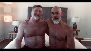 Karhun isän karvainen reikä ottaa raakaa kullia höyryävän kuntoiluistunnon aikana