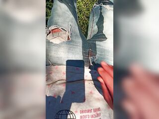 Chica Desesperada mea sus pants