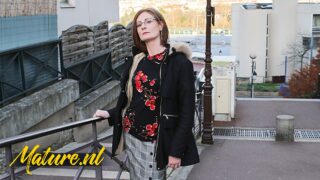 Pipe, équitation – un homme à longue bite encule une MILF mature aux petits seins et à lunettes