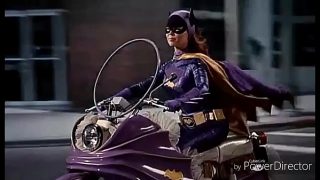 Cosplayerka Batgirl w stylu vintage ruchana w dupę i cipkę w parodii Batmana XXX