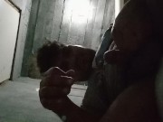 El pene pequeño se masturba en el baño