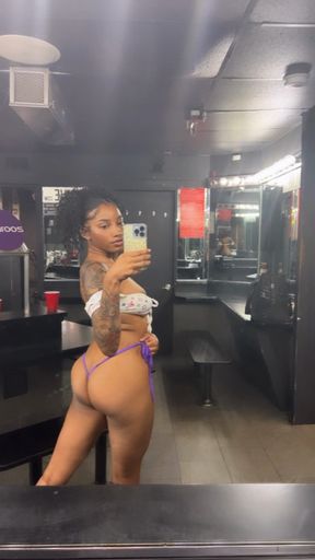 HOW BAD DO YOU WANNA SPANK IT😉
