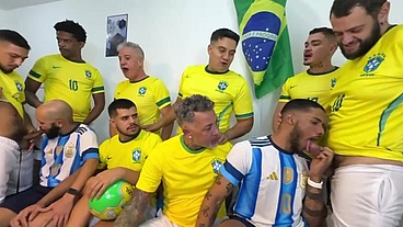 WALTERGUESS - SURUCOPA - GANGBANG NO RÍTIMO DA COPA - JOGADORES DOTADOS ENTRANDO COM BOLA E TUDO.