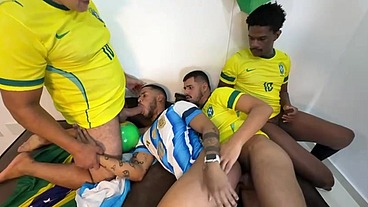 WALTERGUESS - SURUCOPA - GANGBANG NO RÍTIMO DA COPA - JOGADORES DOTADOS ENTRANDO COM BOLA E TUDO.