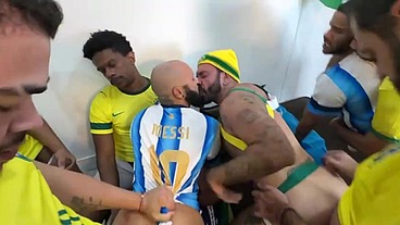 WALTERGUESS - SURUCOPA - GANGBANG NO RÍTIMO DA COPA - JOGADORES DOTADOS ENTRANDO COM BOLA E TUDO.