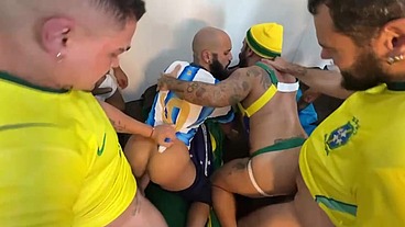 WALTERGUESS - SURUCOPA - GANGBANG NO RÍTIMO DA COPA - JOGADORES DOTADOS ENTRANDO COM BOLA E TUDO.