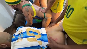 WALTERGUESS - SURUCOPA - GANGBANG NO RÍTIMO DA COPA - JOGADORES DOTADOS ENTRANDO COM BOLA E TUDO.