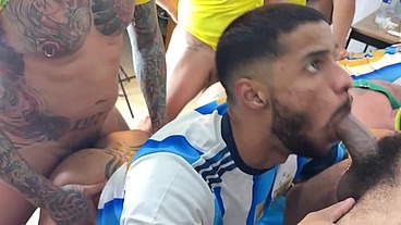 WALTERGUESS - SURUCOPA - GANGBANG NO RÍTIMO DA COPA - JOGADORES DOTADOS ENTRANDO COM BOLA E TUDO.