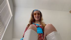 Sutton's Groovy '60s Giantess Fantasy HD â€“ POV Tiny Thrills Await!