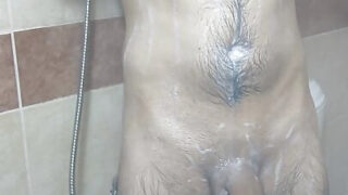 ชายหนุ่มมือสมัครเล่นในห้องอาบน้ำช่วยตัวเองจนน้ำอสุจิพุ่งออกมาอย่างรุนแรงและจบลงด้วยการหลั่งน้ำอสุจิในทวารหนัก