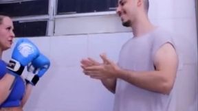 Aula de boxe com tes&atilde_o no pau