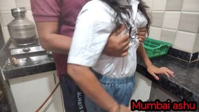 Desi Collage Akar Kitcen Me Kam Rahi Thi Tabhi Uska BF Ne Akar Chut Choda