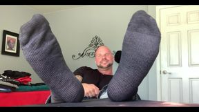 ‪why Are My Feet so Ticklish in Dress Socks?