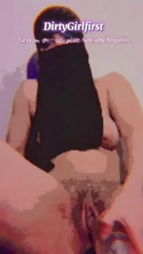 marocaine portant le niqab pisse jambes écartées dans une bouteille avec sa chatte ouverte