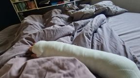 White Long arm cast in my bed - Masturbation