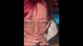 POV de uma MILF PAWG amadora do OnlyFans chupando pau