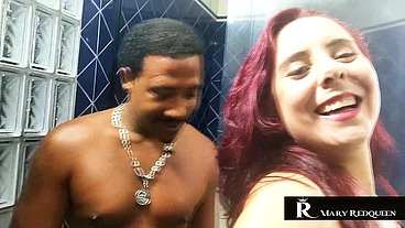 PEGUEI O NEGÃO TOMANDO BANHO E ELE GOZOU NA MINHA BUCETA