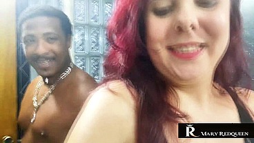 PEGUEI O NEGÃO TOMANDO BANHO E ELE GOZOU NA MINHA BUCETA