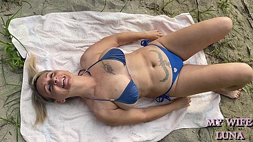 Beautiful Italian slut gets her ass fucked by a big cock on a public beach