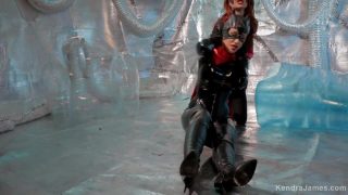 Batwoman-cosplayer övermannar Catwoman och retar hennes fitta