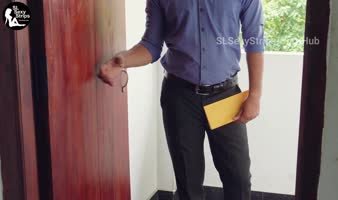 slsexystrips - Sri Lankan Aunty Seduces Postmen After Delivery - Exclusive HD Video