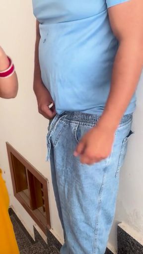 Maalkin Ne Naukar ko Padka Stairs Par MOOTH-Marte Hue!!   Clip 1