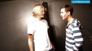 Fellatio, krempie w cipce, wytrysk, gołym grzbietem – domowy klip z amatorskimi wytatuowanymi gejowskimi dziwkami, dużymi kutasami ruchanymi analnie