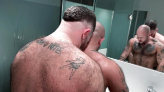 Fără șa, sărut, lingere, păros, baie – curve gay amatori urși futuți în cur