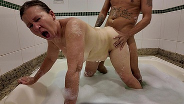 Fodendo uma senhora de 58 anos com forca dentro da hidromassagem cheia de espuma