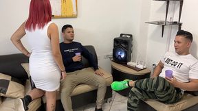 bailando con la esposa de mi amigo y aproveche para frotarle mi polla en su culo al frente de el ntr netorare