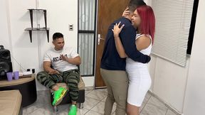bailando con la esposa de mi amigo y aproveche para frotarle mi polla en su culo al frente de el ntr netorare