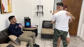 bailando con la esposa de mi amigo y aproveche para frotarle mi polla en su culo al frente de el ntr netorare