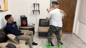 bailando con la esposa de mi amigo y aproveche para frotarle mi polla en su culo al frente de el ntr netorare