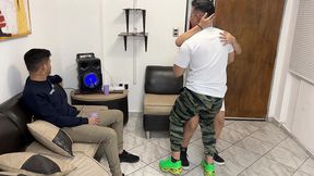 bailando con la esposa de mi amigo y aproveche para frotarle mi polla en su culo al frente de el ntr netorare