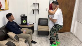 bailando con la esposa de mi amigo y aproveche para frotarle mi polla en su culo al frente de el ntr netorare